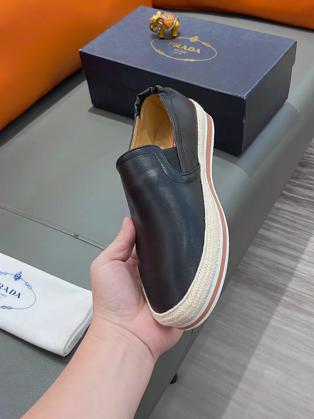Men's shoes PRADA "Prada" P420 Regular size: 38-44 (slip-on shoes) Product materials: Selected cowhide upper, soft sheepskin foot pads, original factory special outsole.